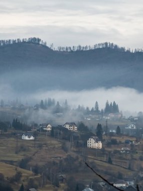 Kışın dağ vadisinde sisli gün doğumu