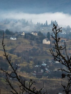 Dağlar ve karla kaplı güzel bir manzara.