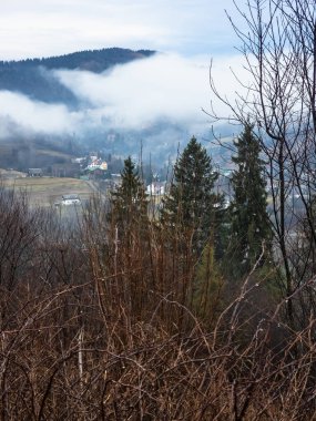 Dağlarda vadinin görünümü