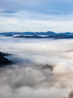 Sabahleyin köyün dağlarındaki sislerin hava manzarası.