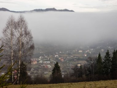 Dağlarda sis ve bulutlar