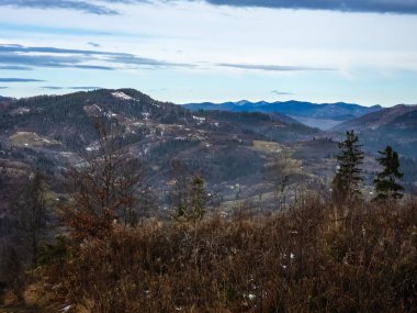 Karla kaplı güzel kış manzarası - dağlarla kaplı
