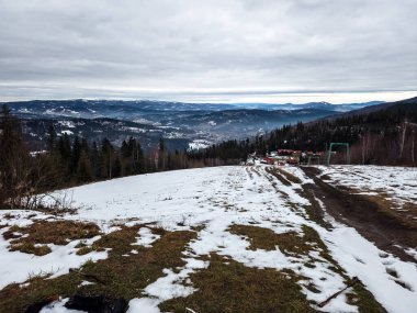 Karla kaplı ağaçlarla kaplı kış manzarası
