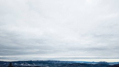 Kış dağlar karla kaplı