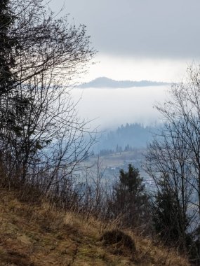 Dağlarda kış manzarası