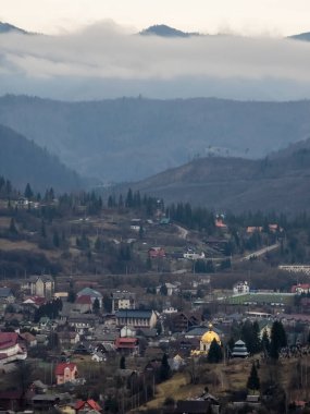 Sonbahar mevsiminde Karpat dağlarının güzel manzarası