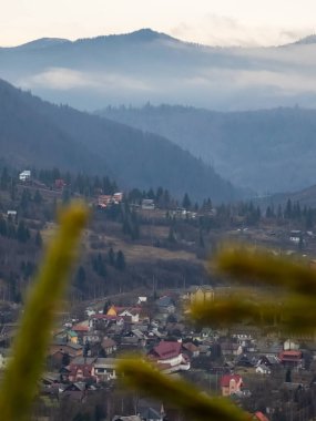 Dağlarda sonbahar. Dağlar karla kaplı.