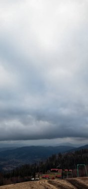 Karla kaplı ağaçlarla kaplı kış manzarası