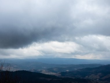 Dağları ve mavi gökyüzü olan güzel bir manzara.