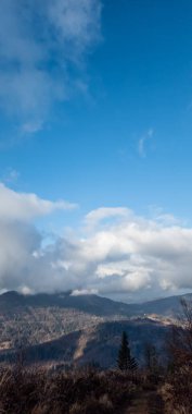 Kış manzarası karla kaplı tepeler