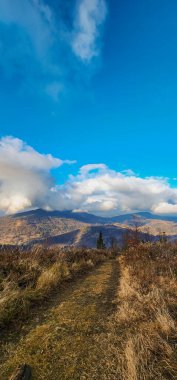 Dağın tepesinden bir tepenin üzerine dikey bir manzara.