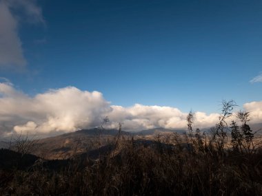 Güzel bir gökyüzü olan dağ manzarası