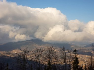 Sonbaharda dağ manzarası