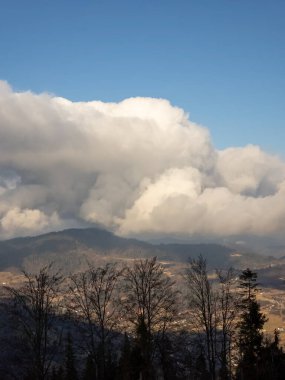 Berchtesgaland köyündeki dağın güzel manzaralı kış manzarası.