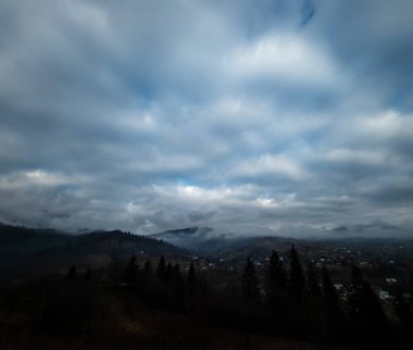 Dağlardaki güzel kış manzarası