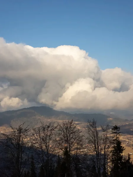 Berchtesgaland köyündeki dağın güzel manzaralı kış manzarası.