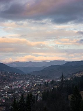 Dağın tepesinde güzel bir gün batımı