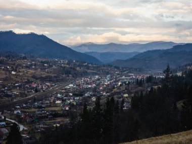 Akşamları Karpatlar 'daki güzel dağ manzarası