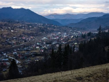 Karpat Dağları geceleri. Güzel kış köyü.