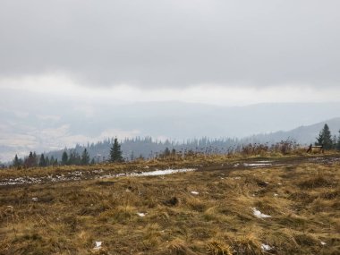 Dağlarda bir dağ yolu olan güzel sonbahar manzarası