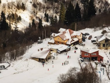 Güzel kış manzarası, karla kaplı dağlar, kayak merkezi.