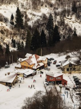 Karla kaplı ağaçlarla kaplı kış manzarası