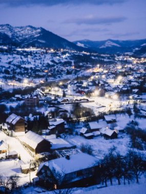 Kar ve dağlarla kaplı kış manzarası