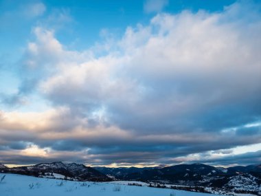 Dağların karla kaplı olduğu güzel kış manzarası