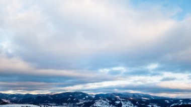 Karla kaplı dağlarla kaplı kış manzarası
