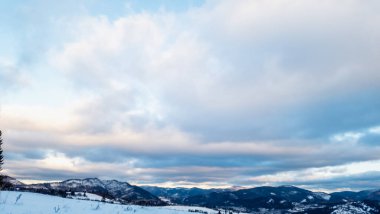 Kış manzarası, arka planda karlı dağlar