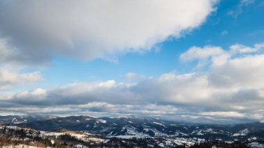 Güzel kış dağ manzarası.