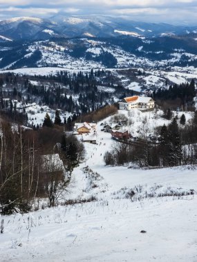 Arkasında dağ olan güzel bir manzara.