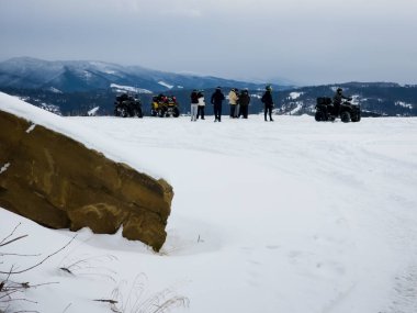 Kış dağı manzarası. Kışın kar ve dağ zirveleri. kış sporu