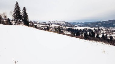 Bulutlu bir günde karlı dağ manzarası