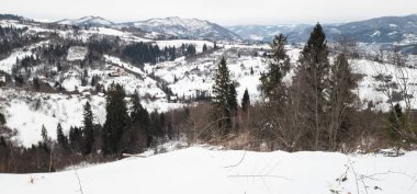 Dağlarda kış manzarası