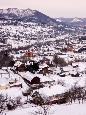 Güzel kış manzarası karla kaplı evler.