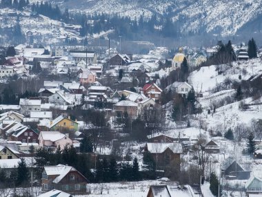 Köyde küçük evleri olan güzel kış manzarası