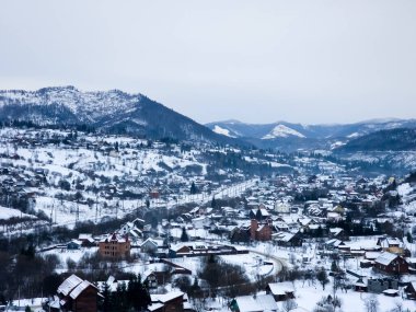 Kış günü köyü olan tepeden tepeye manzara