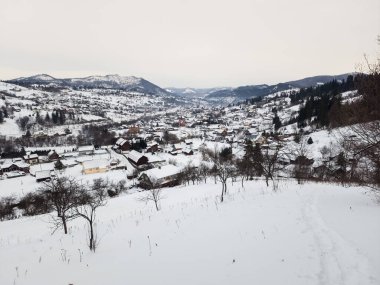 Kış manzarası karla kaplı tepeler
