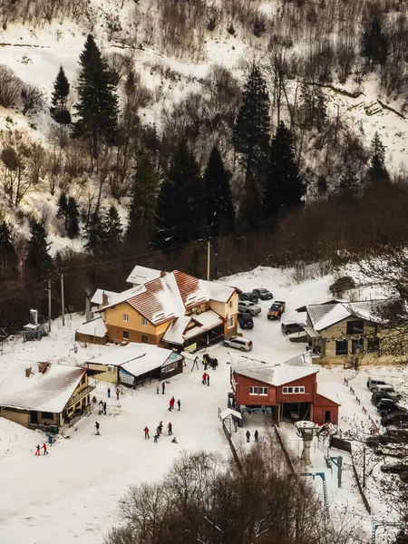 Karla kaplı ağaçlarla kaplı kış manzarası