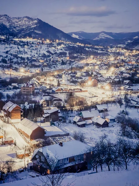 Karlı dağlarla güzel kış manzarası