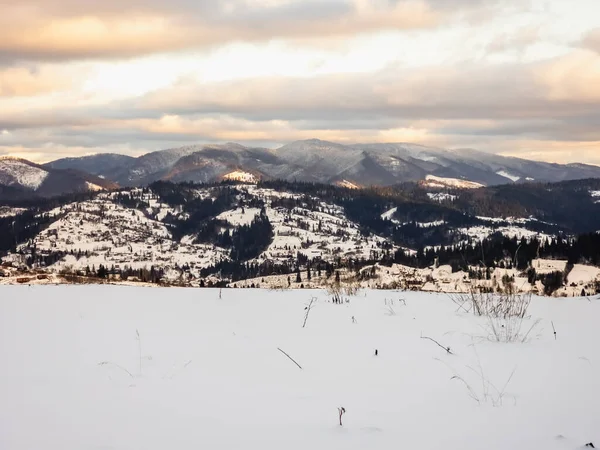 Karlı tepeler ve dağlarla kaplı kış manzarası