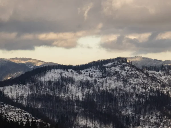 Dağlarda kış manzarası