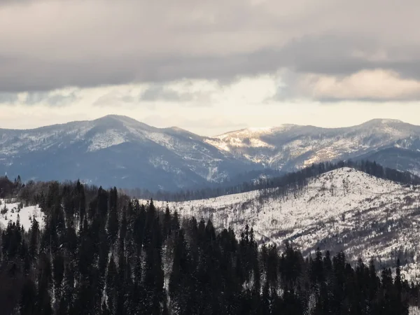 Dağlar ve karla kaplı güzel bir manzara.
