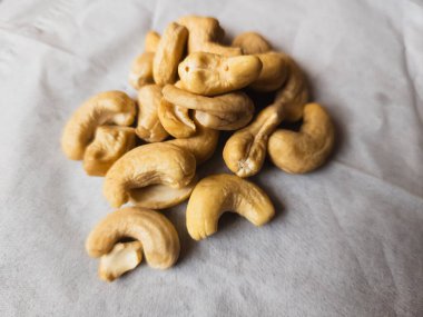 Beyaz kasede çiğ kaju fıstığı.