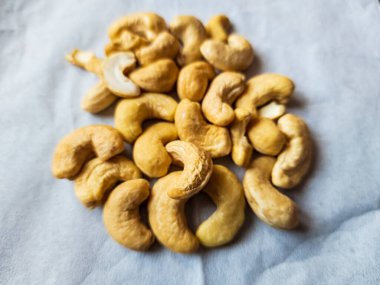 kaju fıstığı beyaz zemin üzerine