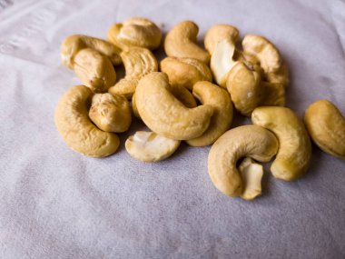 Ahşap arka planda kaju.