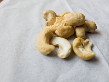 Beyaz kağıt arka planda taze organik kaju.