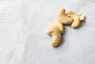 Beyaz arka planda taze kaju fıstığı.