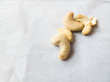 Beyaz tabakta beyaz fındık